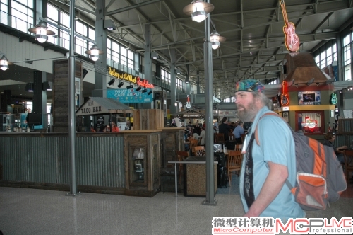 奥斯汀的机场很小,但是里面的各种商店数量至少是登机口的数倍之多。德州人擅长做生意? 奥斯汀的机场很小,但是里面的各种商店数量至少是登机口的数倍之多。德州人擅长做生意?